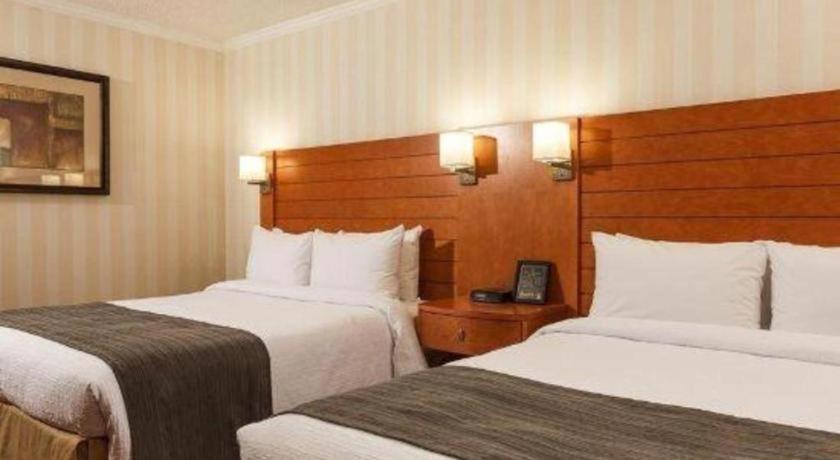 The Glenmore Inn & Convention Centre 卡加利 外观 照片